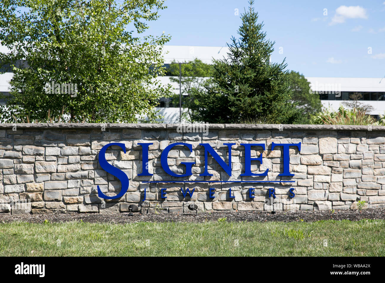 Un logo segno al di fuori della sede di Signet Jewelers in Akron, Ohio, 10 agosto 2019. Foto Stock