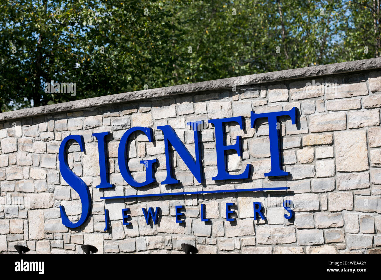 Un logo segno al di fuori della sede di Signet Jewelers in Akron, Ohio, 10 agosto 2019. Foto Stock