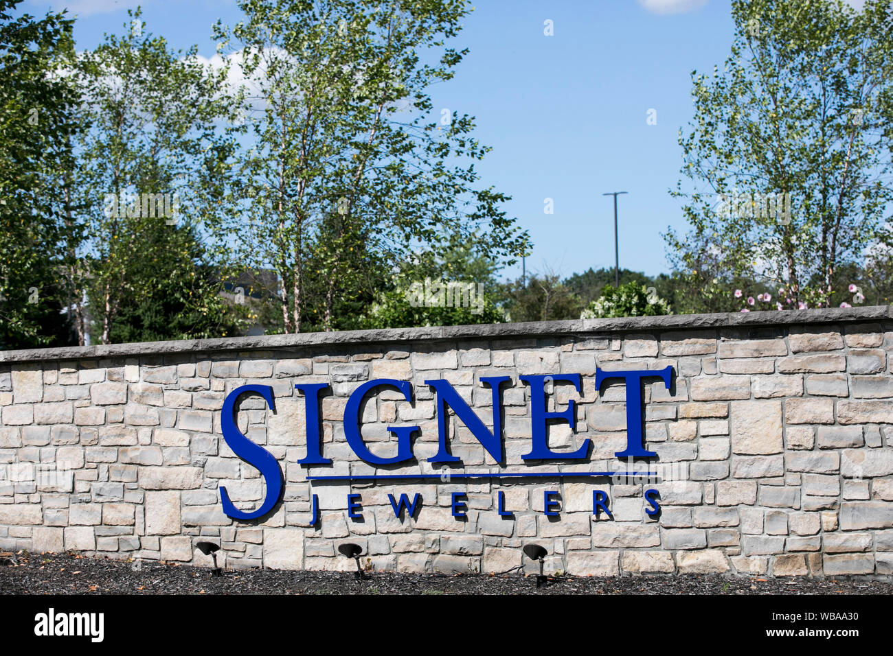 Un logo segno al di fuori della sede di Signet Jewelers in Akron, Ohio, 10 agosto 2019. Foto Stock