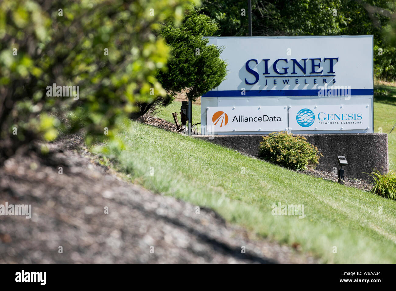 Un logo segno al di fuori della sede di Signet Jewelers in Akron, Ohio, 10 agosto 2019. Foto Stock