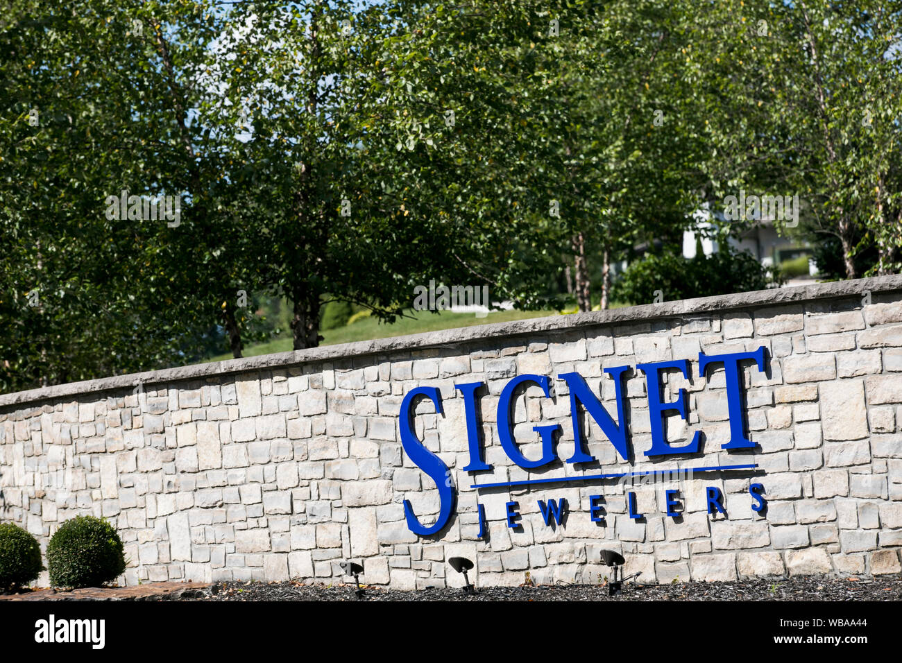Un logo segno al di fuori della sede di Signet Jewelers in Akron, Ohio, 10 agosto 2019. Foto Stock