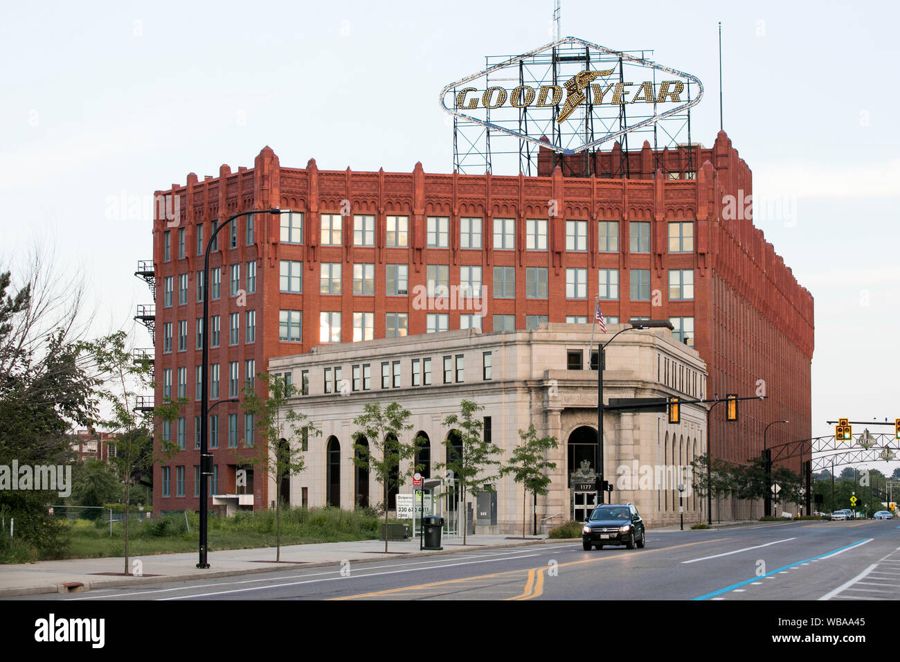 Un logo segno esterno della ex sede della Goodyear Tire & Rubber Company di Akron, Ohio, 10 agosto 2019. Foto Stock