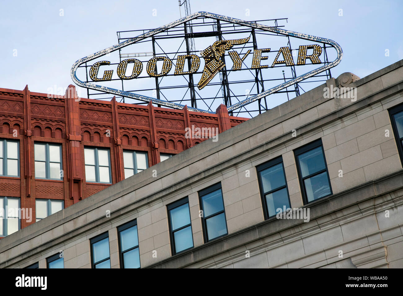 Un logo segno esterno della ex sede della Goodyear Tire & Rubber Company di Akron, Ohio, 10 agosto 2019. Foto Stock