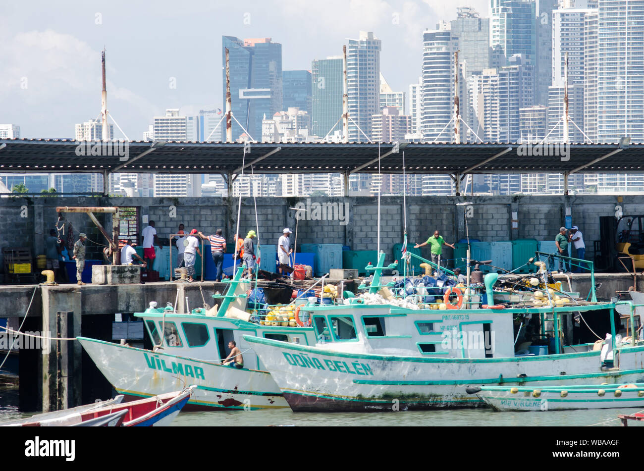 Scena di vita quotidiana nel molo pubblico accanto al mercato del pesce nella città di Panama. Foto Stock