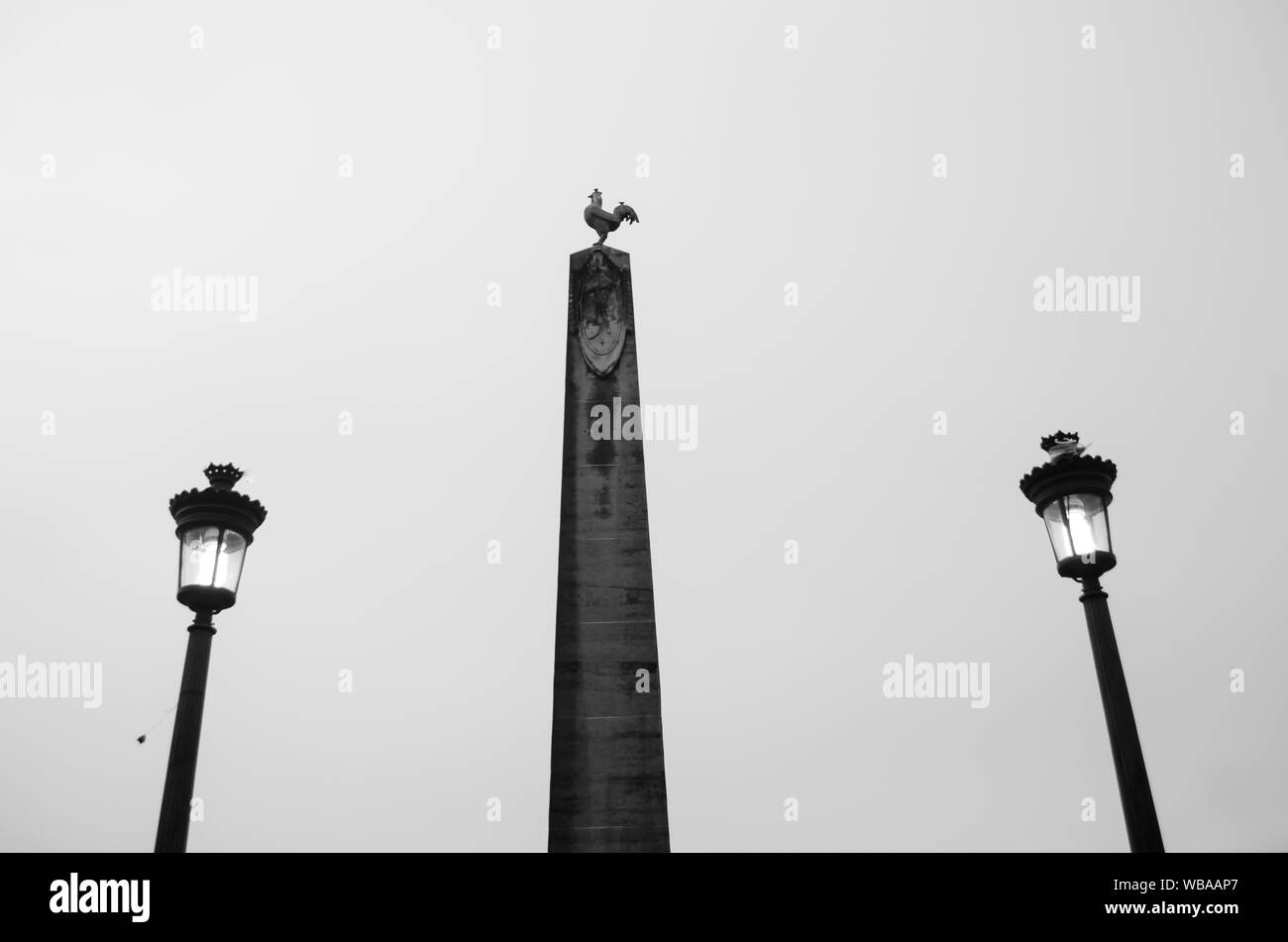 Il francese Plaza dettagli, lanterne e l'obelisco al centro Foto Stock