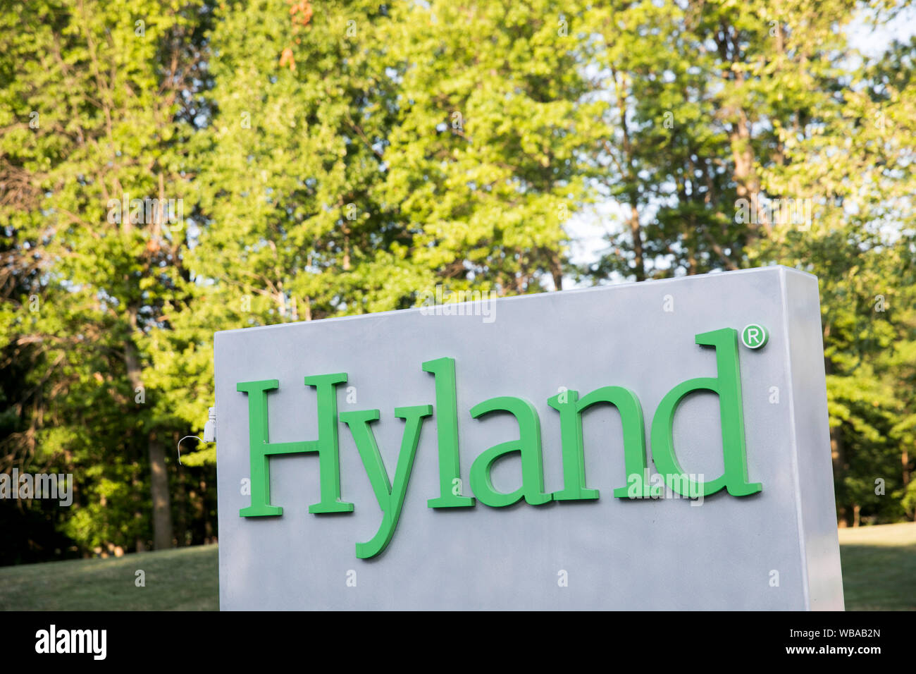 Un logo segno al di fuori della sede di Hyland Software in Westlake, Ohio, 11 agosto 2019. Foto Stock