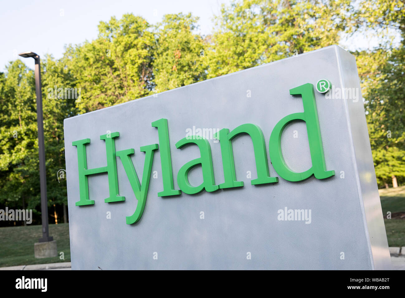 Un logo segno al di fuori della sede di Hyland Software in Westlake, Ohio, 11 agosto 2019. Foto Stock
