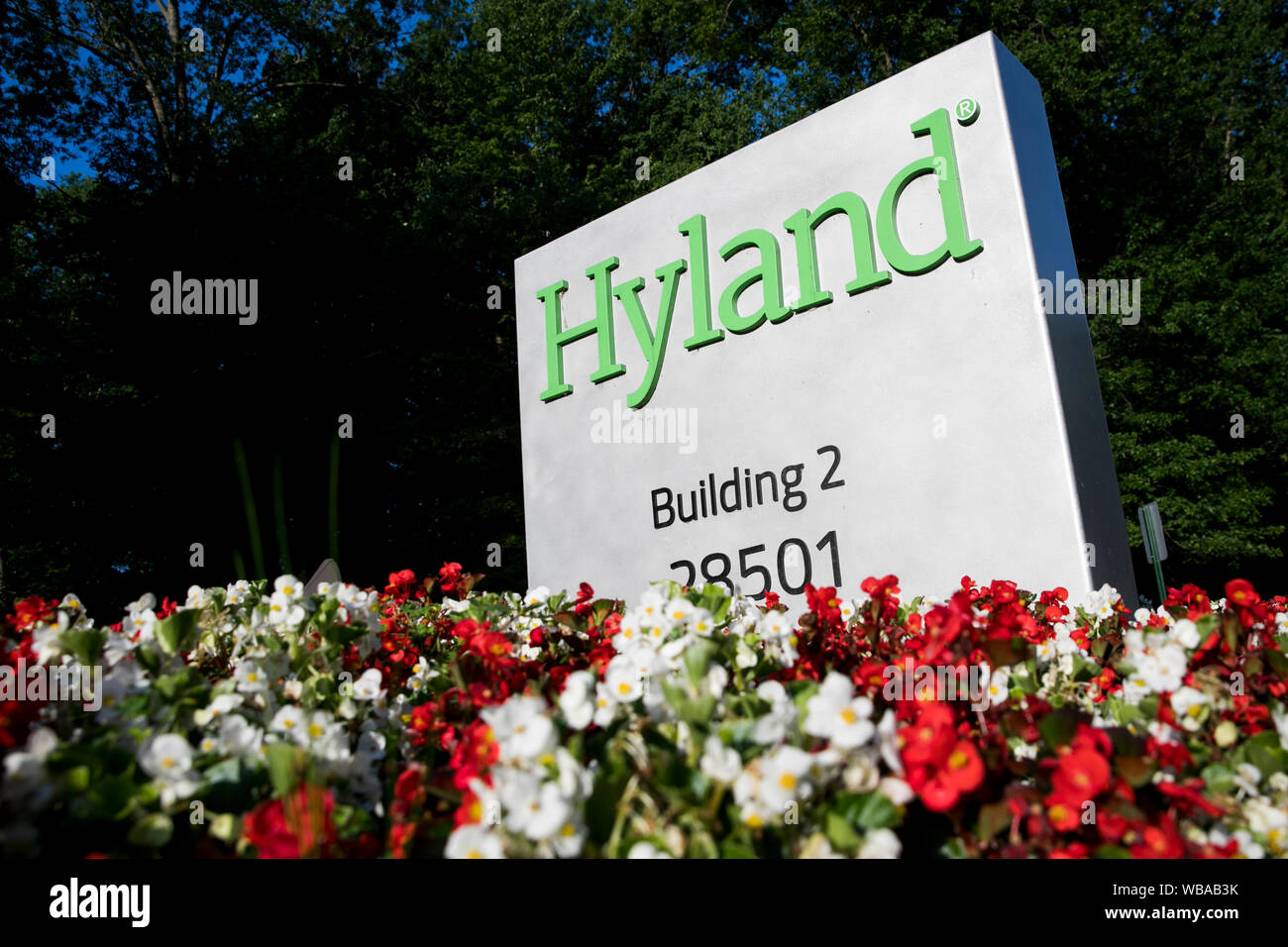 Un logo segno al di fuori della sede di Hyland Software in Westlake, Ohio, 11 agosto 2019. Foto Stock
