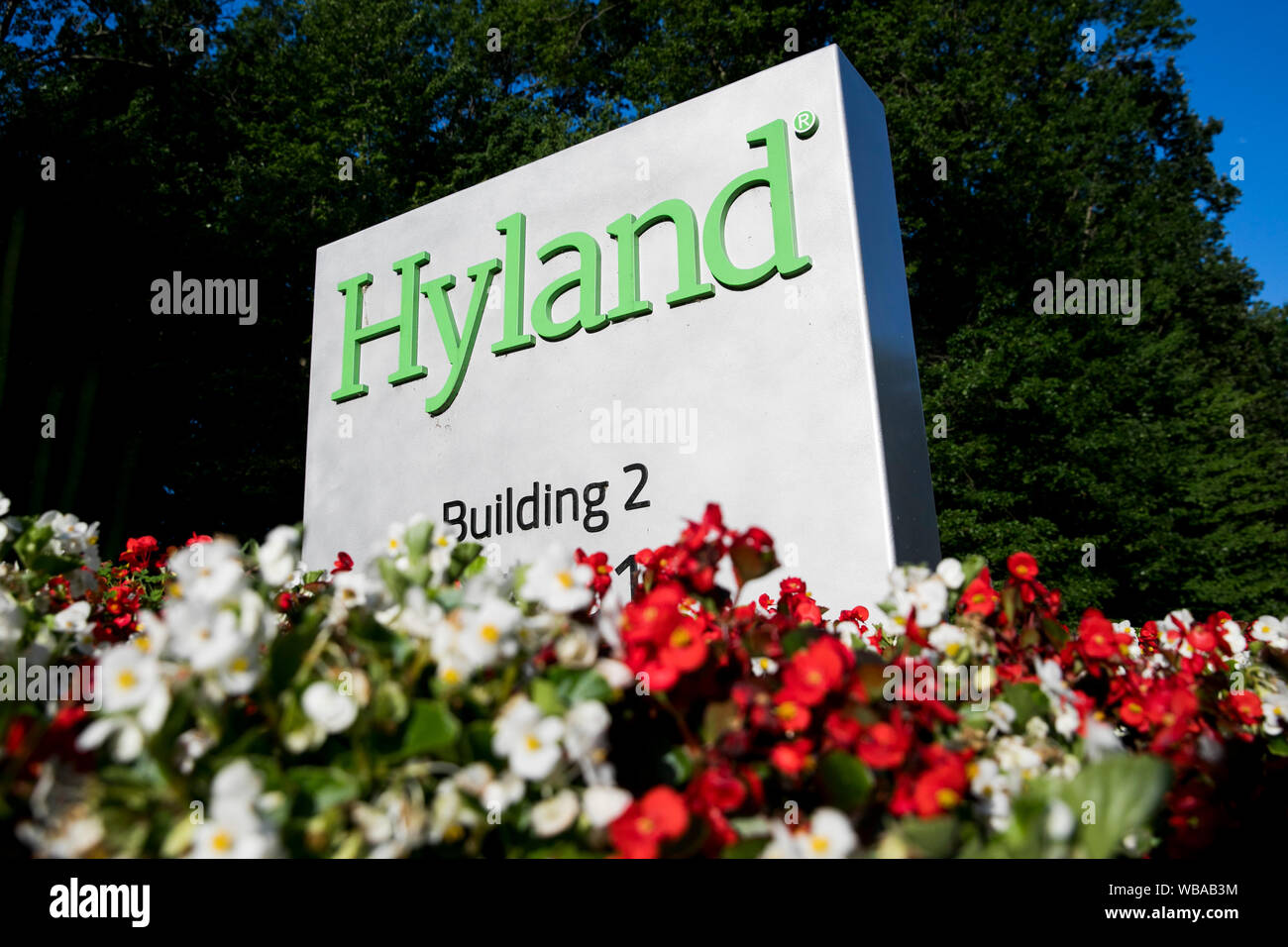 Un logo segno al di fuori della sede di Hyland Software in Westlake, Ohio, 11 agosto 2019. Foto Stock