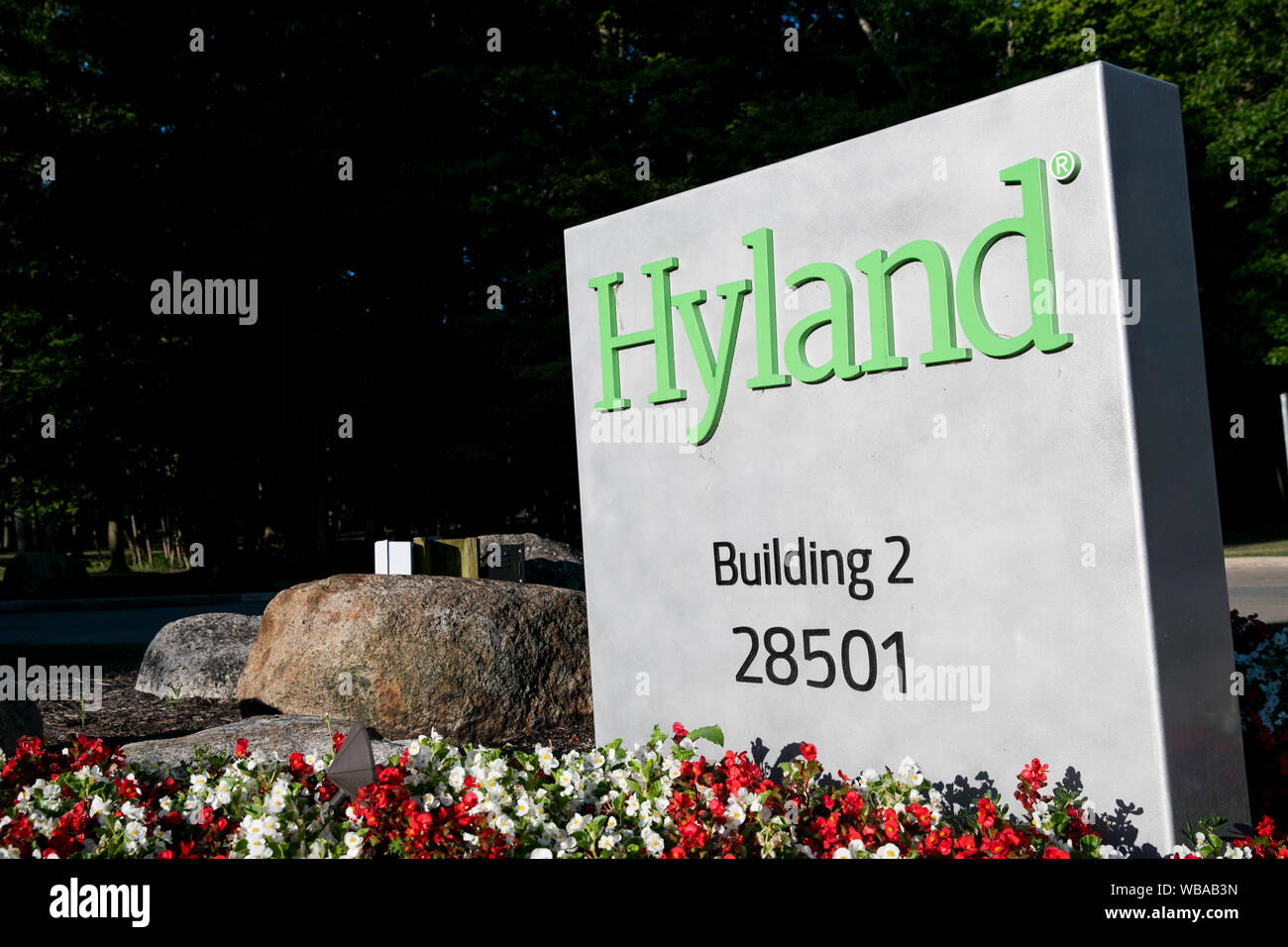 Un logo segno al di fuori della sede di Hyland Software in Westlake, Ohio, 11 agosto 2019. Foto Stock