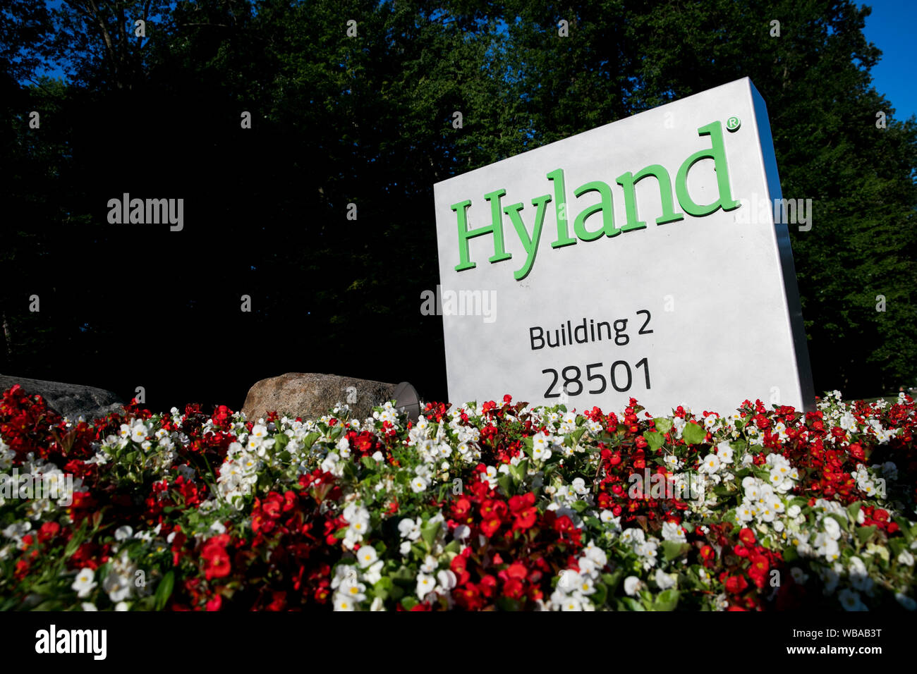 Un logo segno al di fuori della sede di Hyland Software in Westlake, Ohio, 11 agosto 2019. Foto Stock