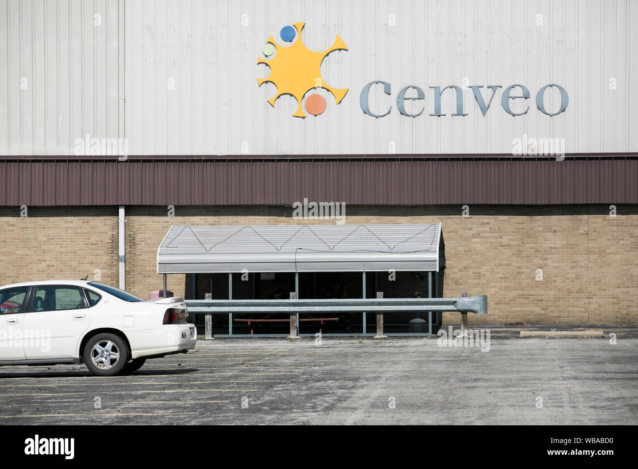 Un segno del logo al di fuori di una struttura occupata da Cenveo in Cleveland, Ohio, 11 agosto 2019. Foto Stock