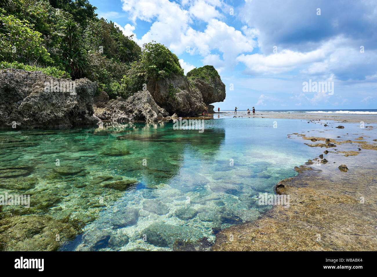 Filippine, Siargao Island, 22.Luglio.2019. Turisti visitano magpupungko piscine naturali di roccia in Siargao Filippine Foto Stock