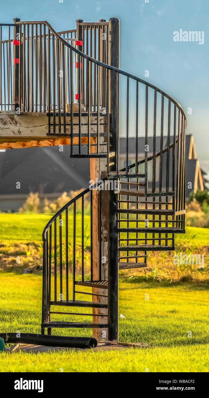 Verticale fino in prossimità della piscina scala in ferro che conduce al balcone di una casa Foto Stock