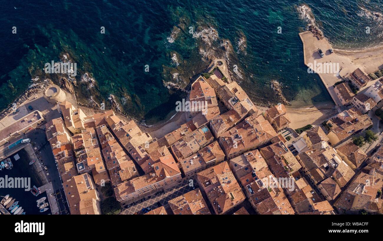 Foto aerea di case marroni presso il corpo d'acqua Foto Stock