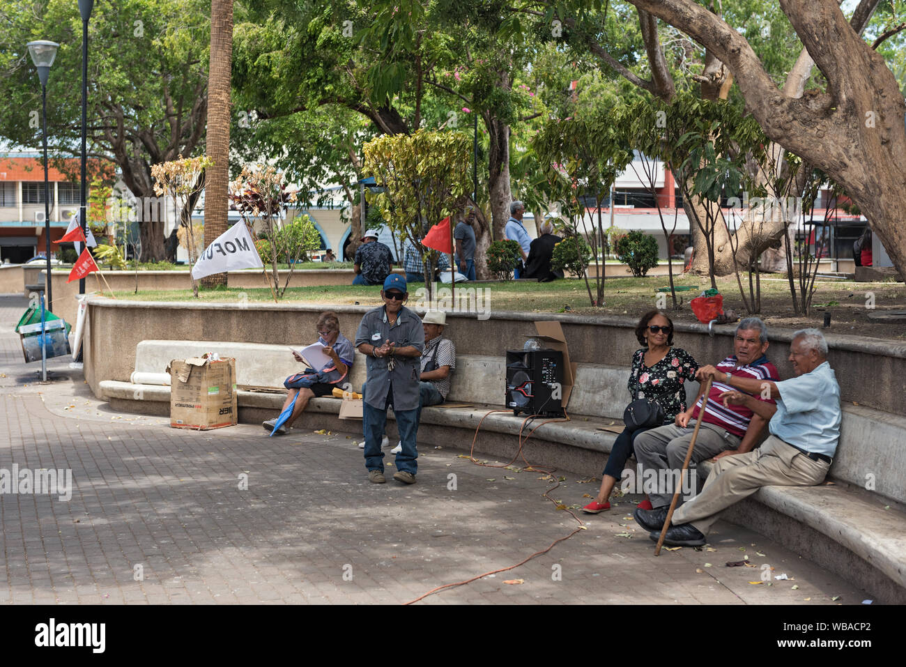 Anziani panamanese seduta su una panchina di pietra nel ritratto di Miguel de Cervantes Saavedra park david panama Foto Stock