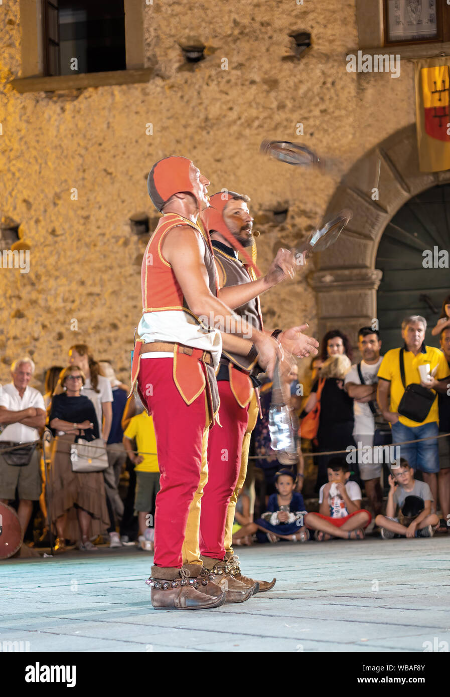 FILETTO, Italia - 11 agosto 2019: giullari, stolti, giocoleria. L'annuale Mercato Medievale ha un assortimento di personaggi e artisti di strada in una vera e propria Foto Stock
