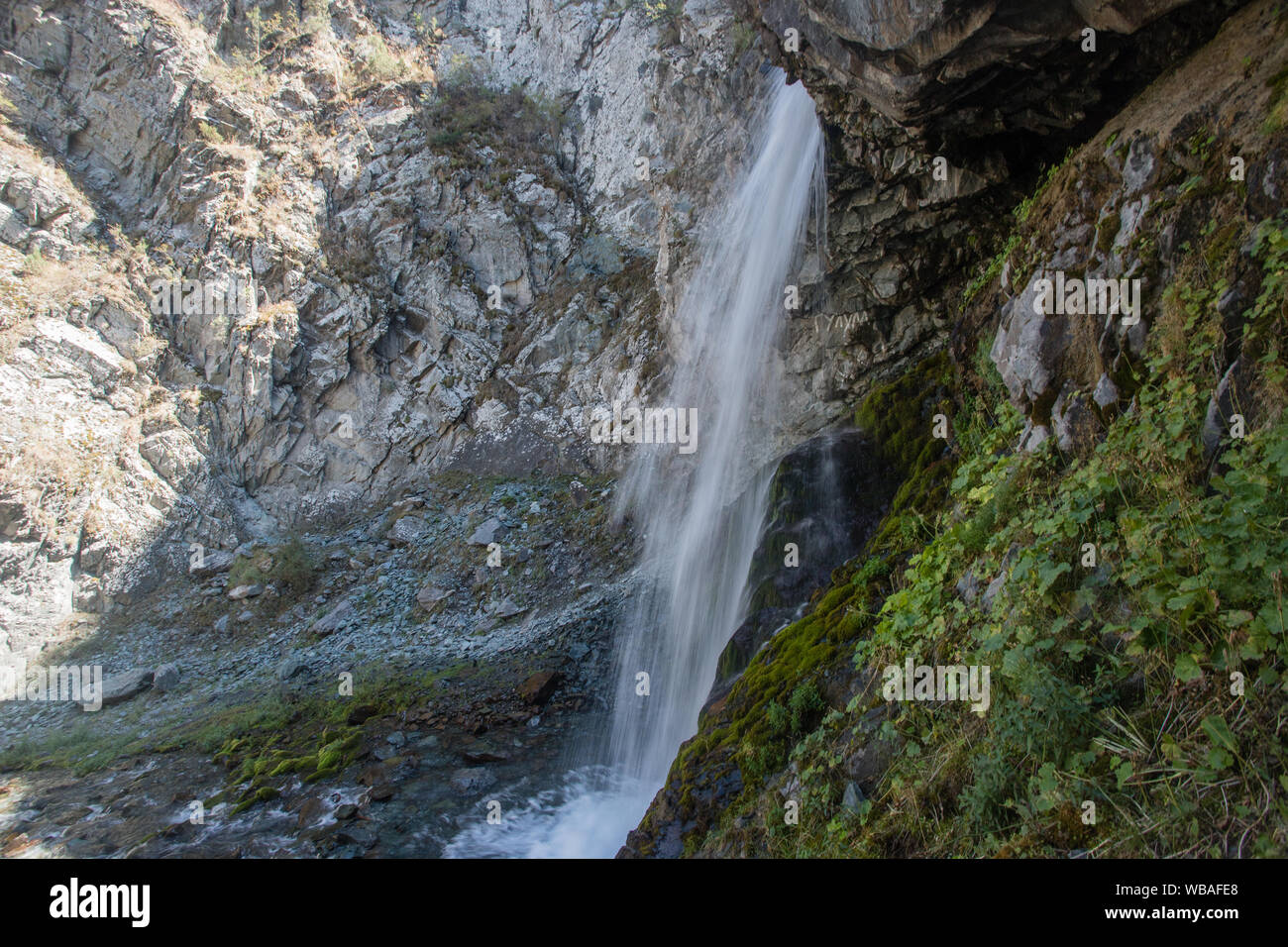 Escursioni a piedi verso una famosa cascata nella Valle Alameddin nel Kirghizistan Chuy Oblast. Foto Stock