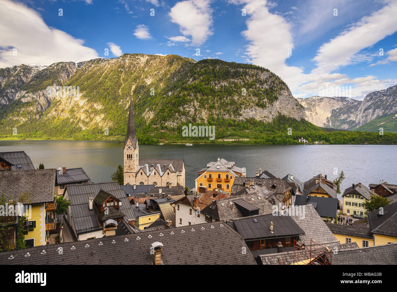 Hallstatt Austria, natura paesaggio di Hallstatt village con il lago e montagna Foto Stock