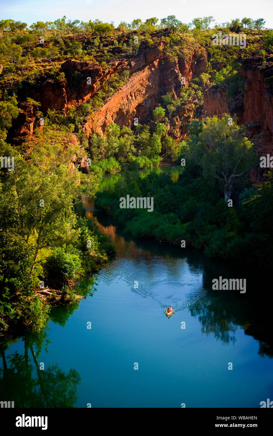 Canoa sul prato Hill Creek, nella gola superiore. Boodjamulla (Lawn Hill) Parco Nazionale, Northwest Queensland, Australia Foto Stock