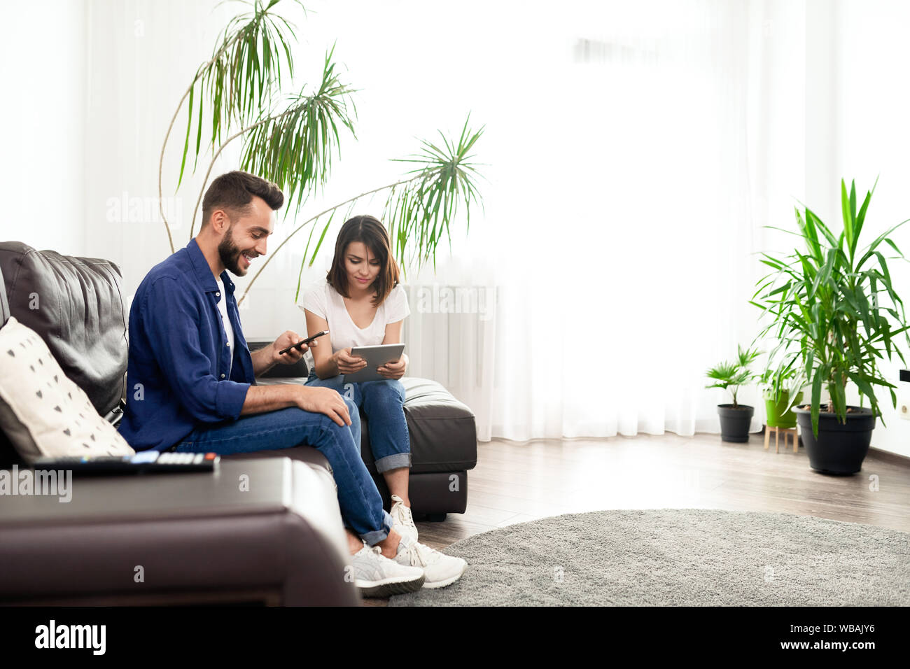 Utilizzando invece i dispositivi di comunicazione Foto Stock