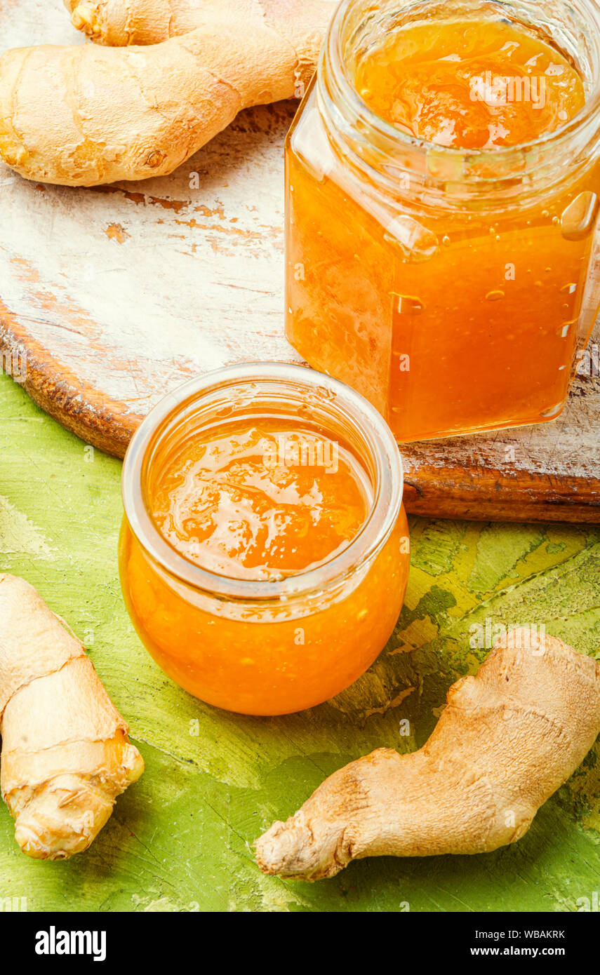 Inceppamento dalla ginger.Lo zenzero marmellata.di radice di zenzero inceppamento in un vasetto di vetro Foto Stock