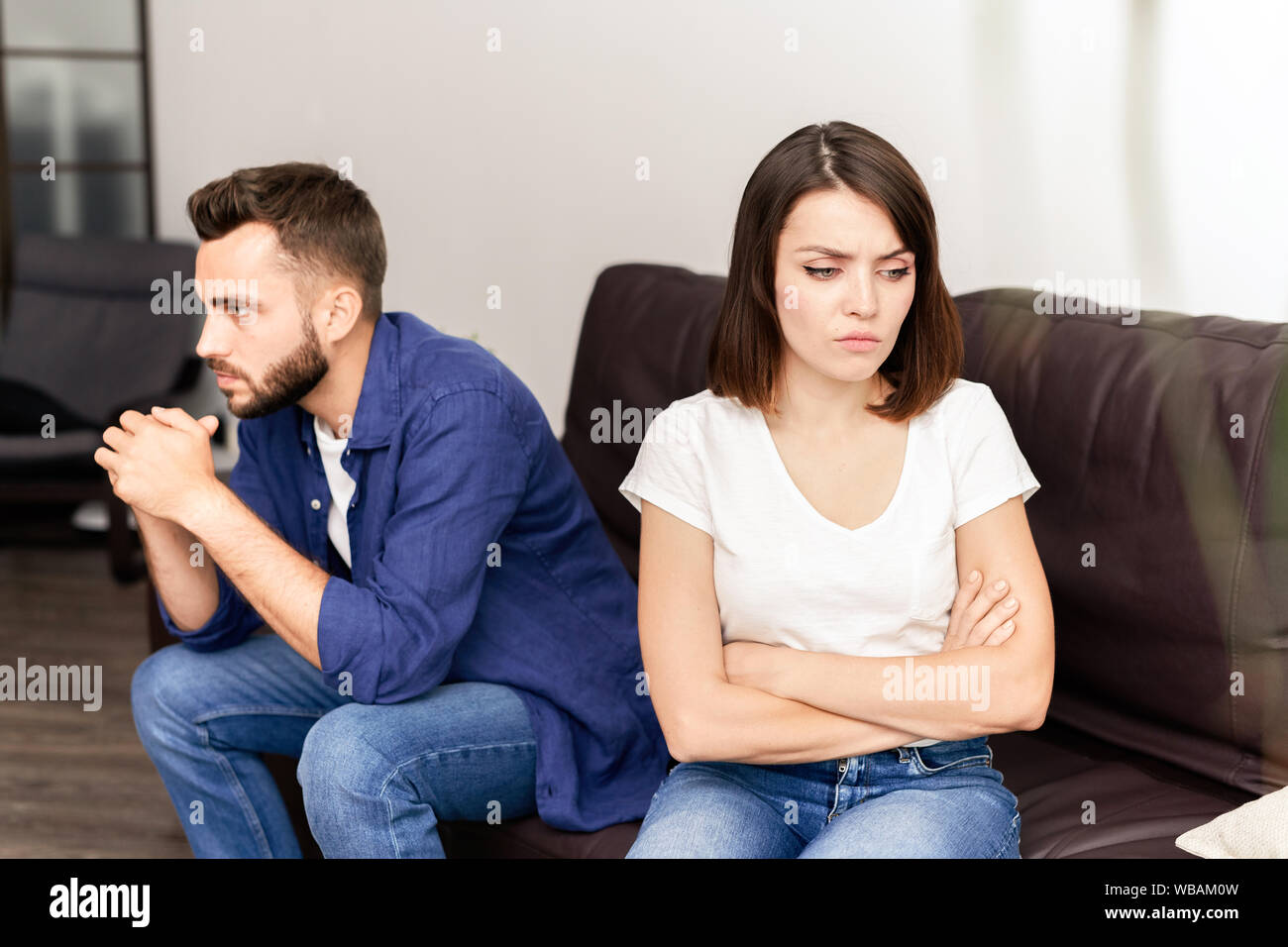 Giovane a litigare sul divano Foto Stock