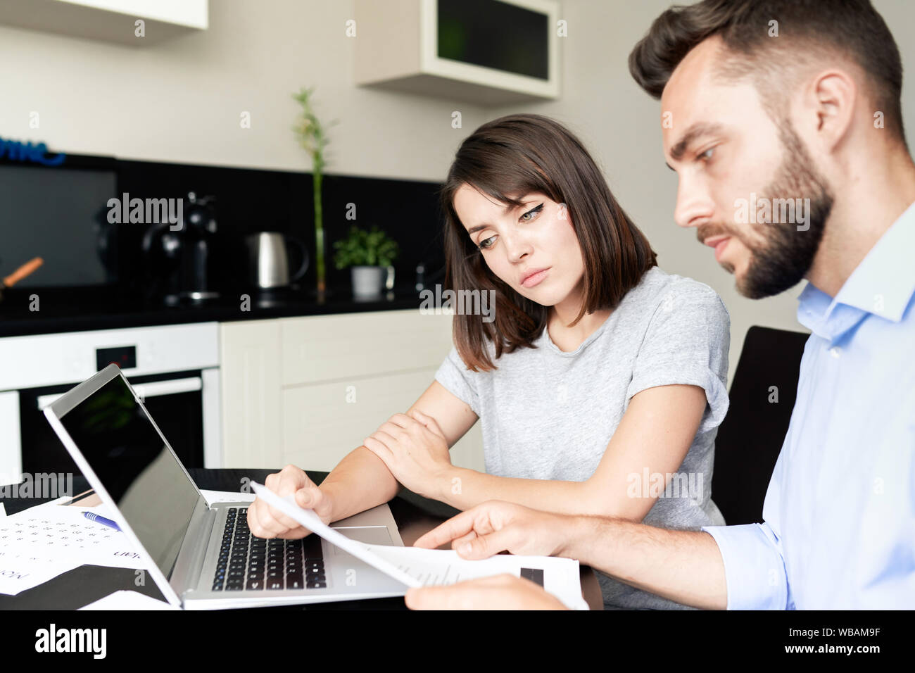Coppia giovane esaminando le loro finanze Foto Stock