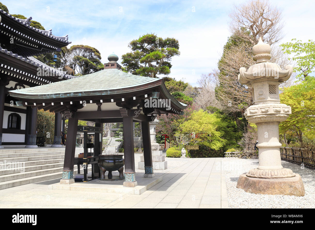 Antico padiglione, lanterne di pietra e incenso pot in Hasedera (Hase-dera) tempio a Kamakura, nella prefettura di Kanagawa, Giappone Foto Stock