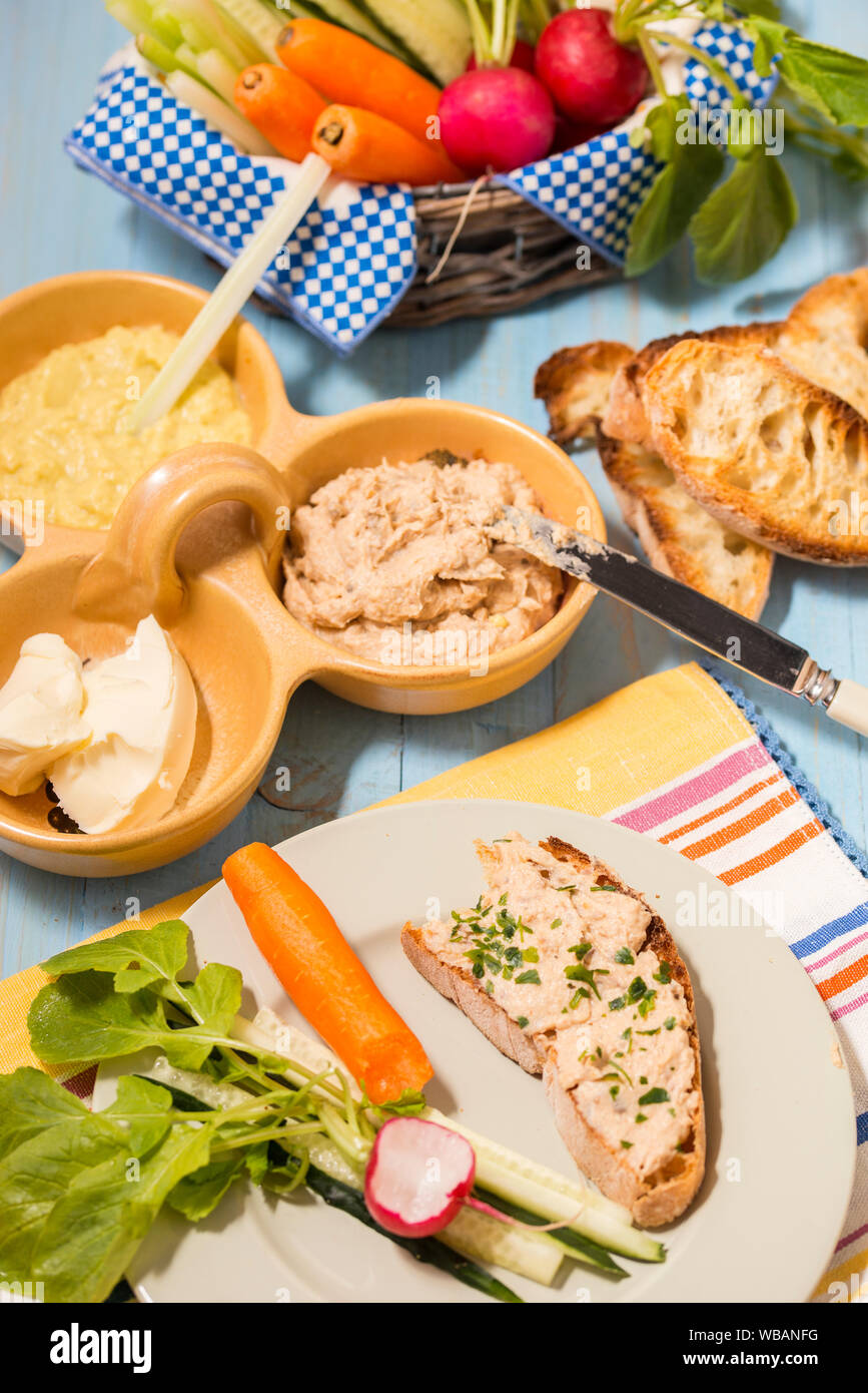Aprire il panino con pane tostato ciabatta e aringhe di crema di formaggio Foto Stock