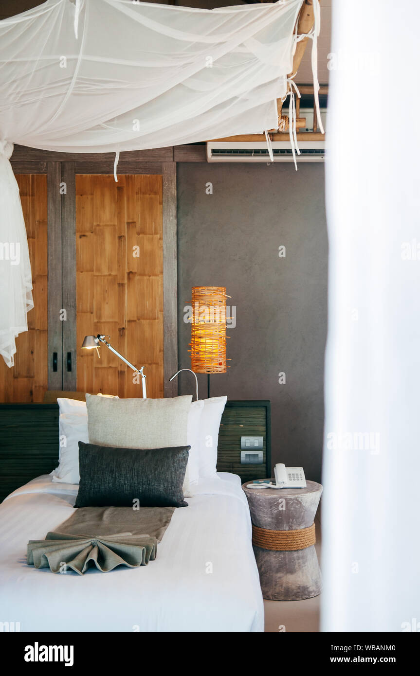 Maggio 21, 2014 Krabi, Thailandia - Asia tropicale Thai resort di lusso  Camera con letto in legno e tenda bianca e pavimento in bambù lampade.  Soffitto alto hotel roo Foto stock - Alamy