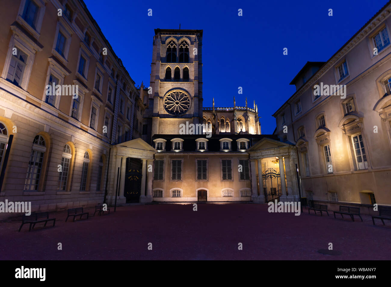Il Lione il vescovado e la cattedrale con blu scuro cielo chiaro, Lione, Francia Foto Stock