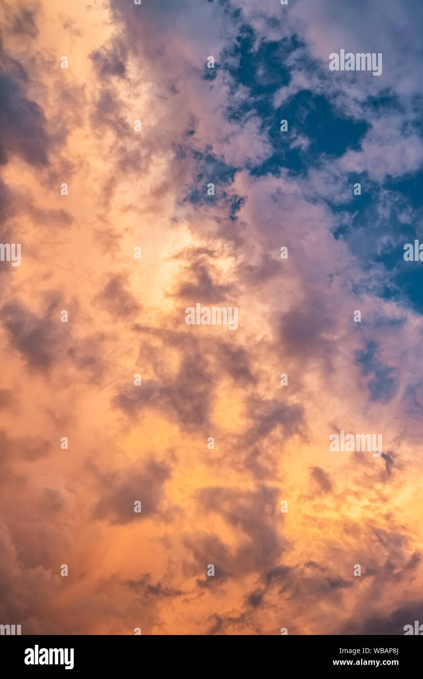 Bella cloudscape con grandi, edificio nuvole al tramonto. Foto Stock