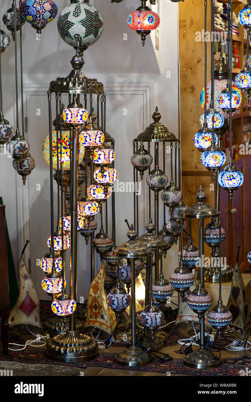 Visualizzazione delle lampade turco al negozio il Glastonbury di Highstreet. Foto Stock