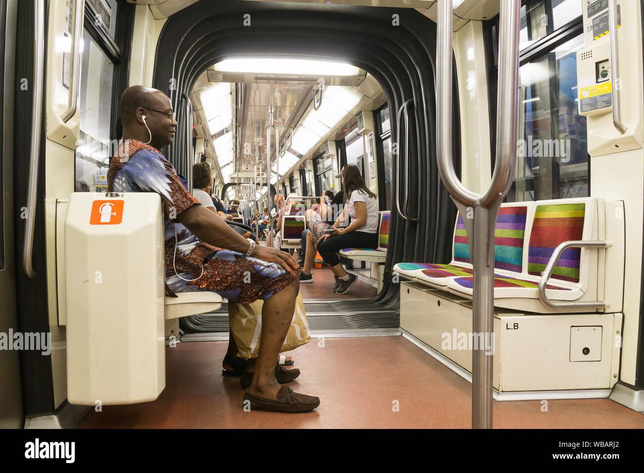 Parigi metro interno - uomo parigino di origine africana a cavallo sul treno della metropolitana sulla linea no.1. In Francia, in Europa. Foto Stock