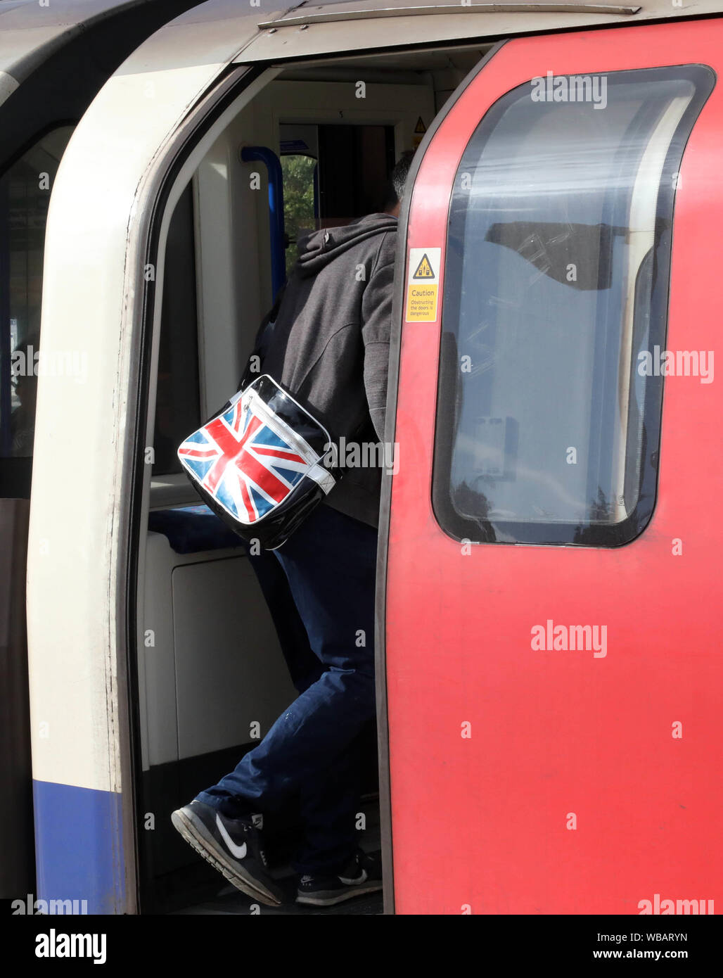 Uomo di salire sul tubo con union jack immagine sacchetto da Gavin Rodgers/ Pixel8000 Foto Stock