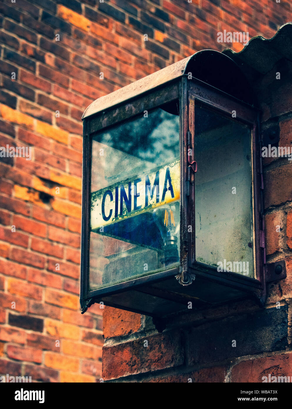 Vecchio cinema segno appesa sul muro di mattoni Foto Stock