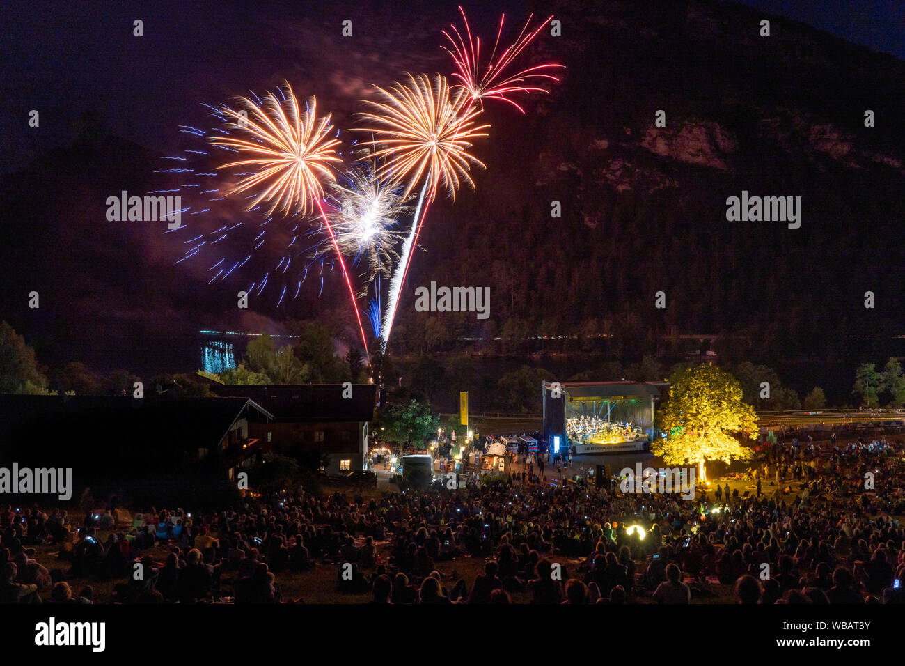 Open Air concerto della Filarmonica di Bad Reichenhall a lago Thumsee nei pressi di Bad Reichenhall con enormi fuochi d'artificio, Berchtesgaden, Germania.. Foto Stock