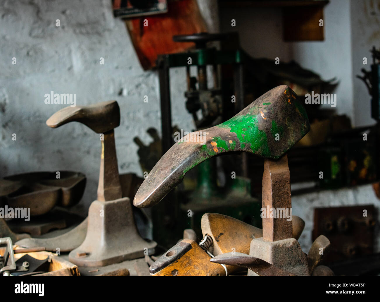 Interno di un vecchio negozio di calzolai, che mostra gli strumenti vintage. Foto Stock