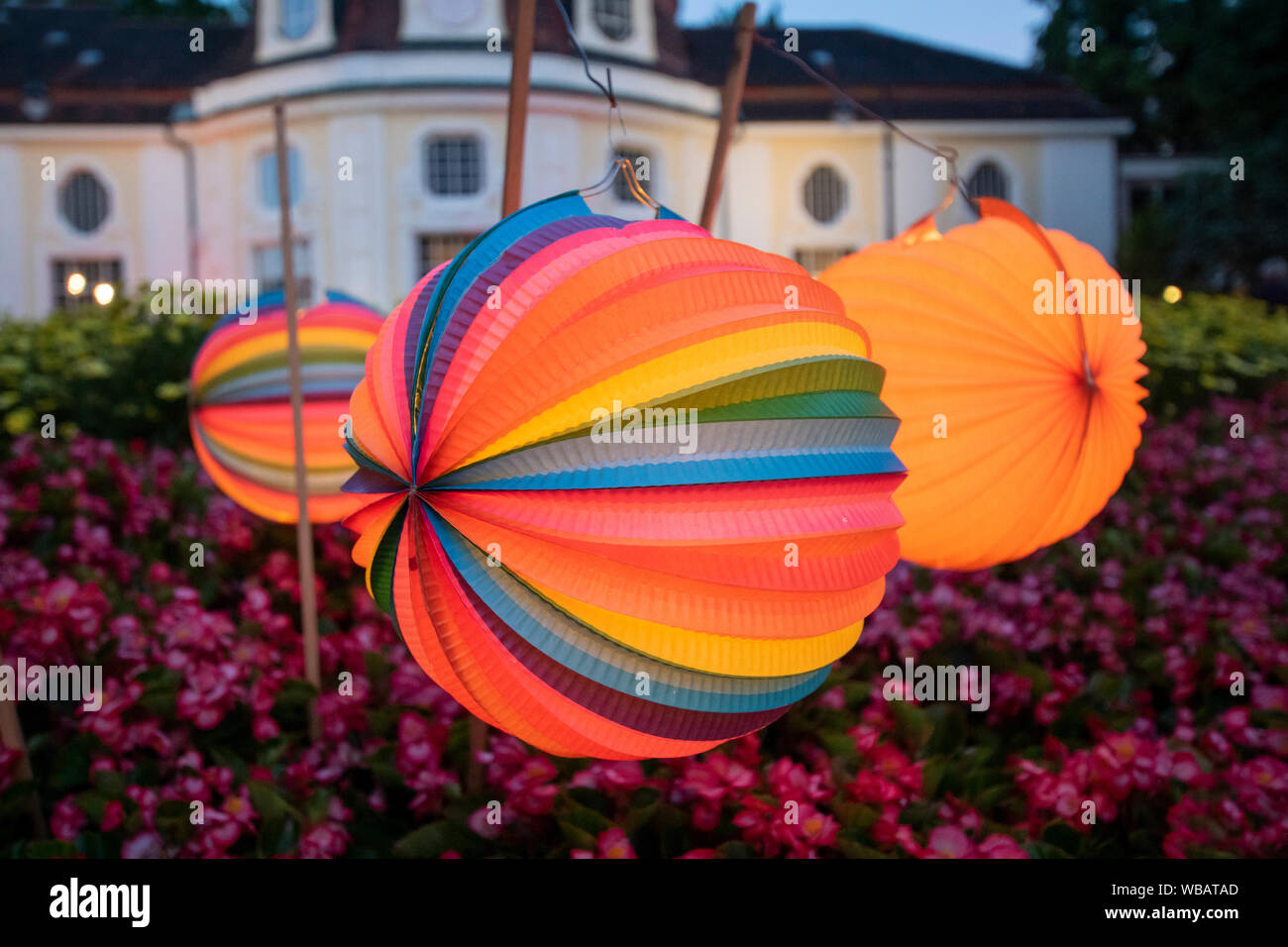 Vivacemente colorata carta laterns illuminando la Royal spa garden. Bad Reichenhall, Bavaria Foto Stock