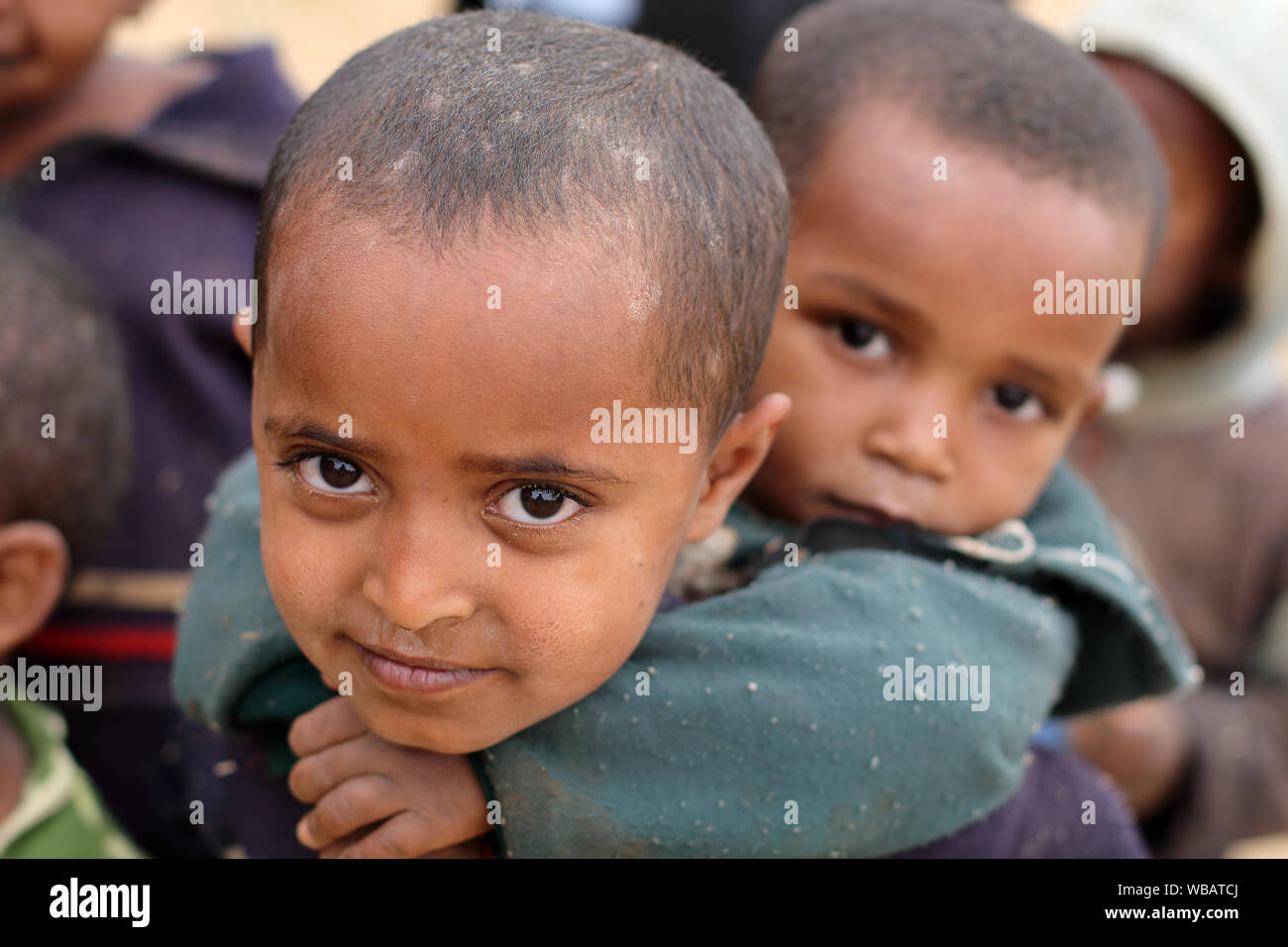 Poveri ragazzi in un villaggio rurale sui Monti Simien, Etiopia Foto Stock