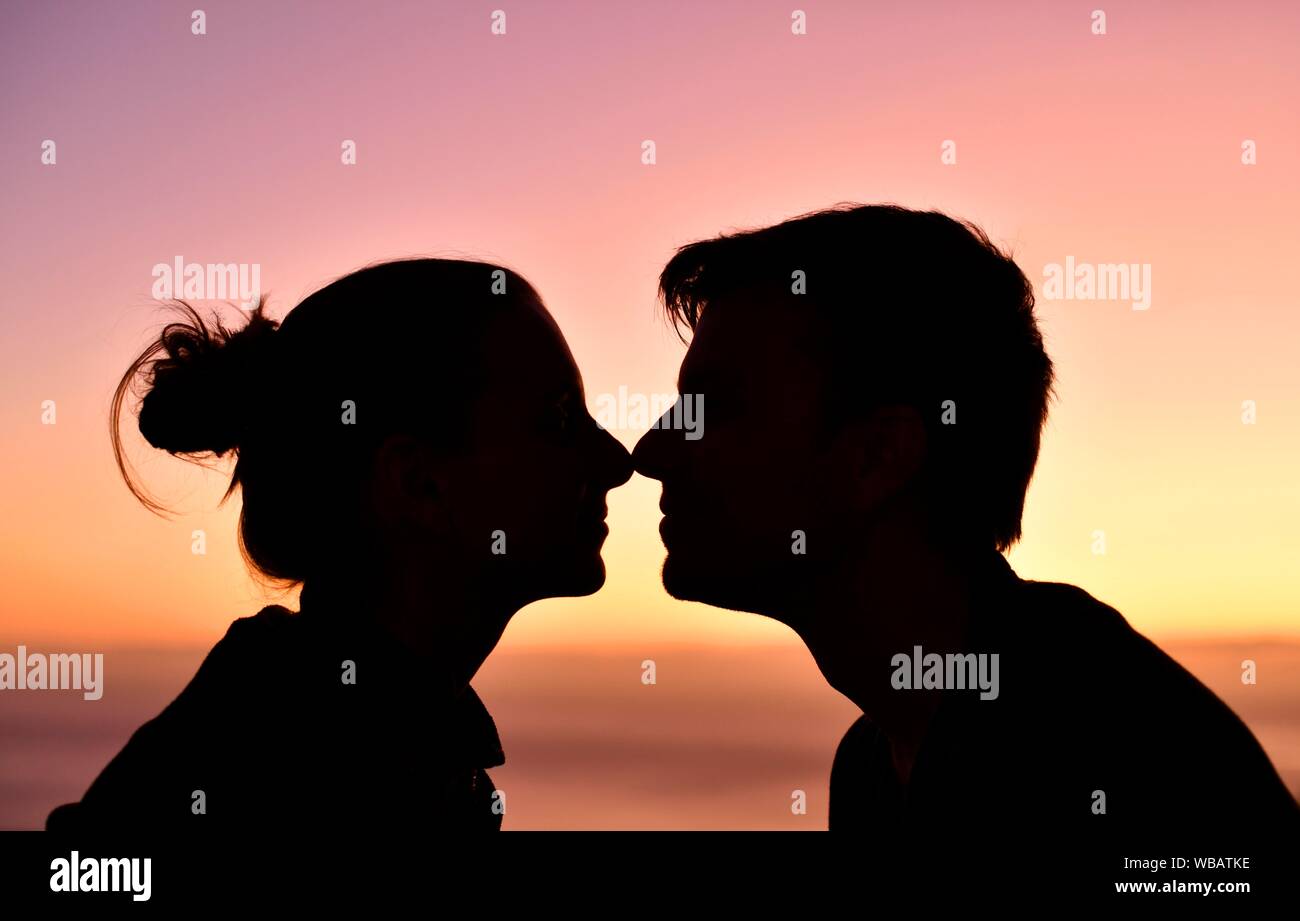 Coppia giovane, amanti, naso a naso, silhouette, faccia a faccia, al tramonto, l'isola di Madeira, Portogallo Foto Stock