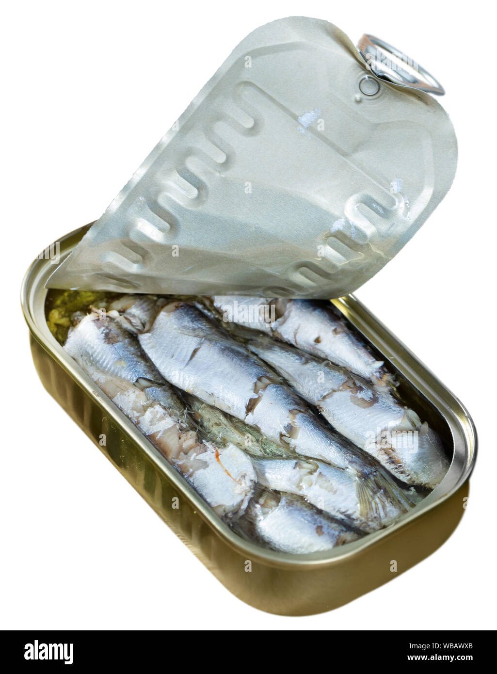 Vista ingrandita di aperto può affumicato sardine in olio. Isolato su sfondo bianco Foto Stock
