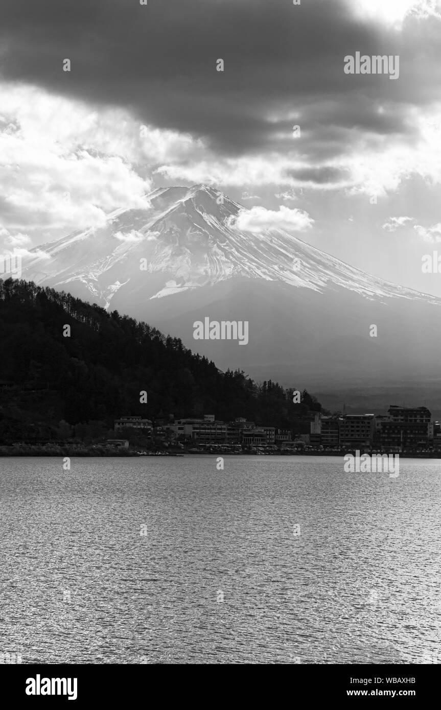 Il monte Fuji a ridosso del lago Kawaguchiko acqua tranquilla zona costiera in inverno freddo, immagine in bianco e nero. Fujikawaguchiko - Giappone Foto Stock