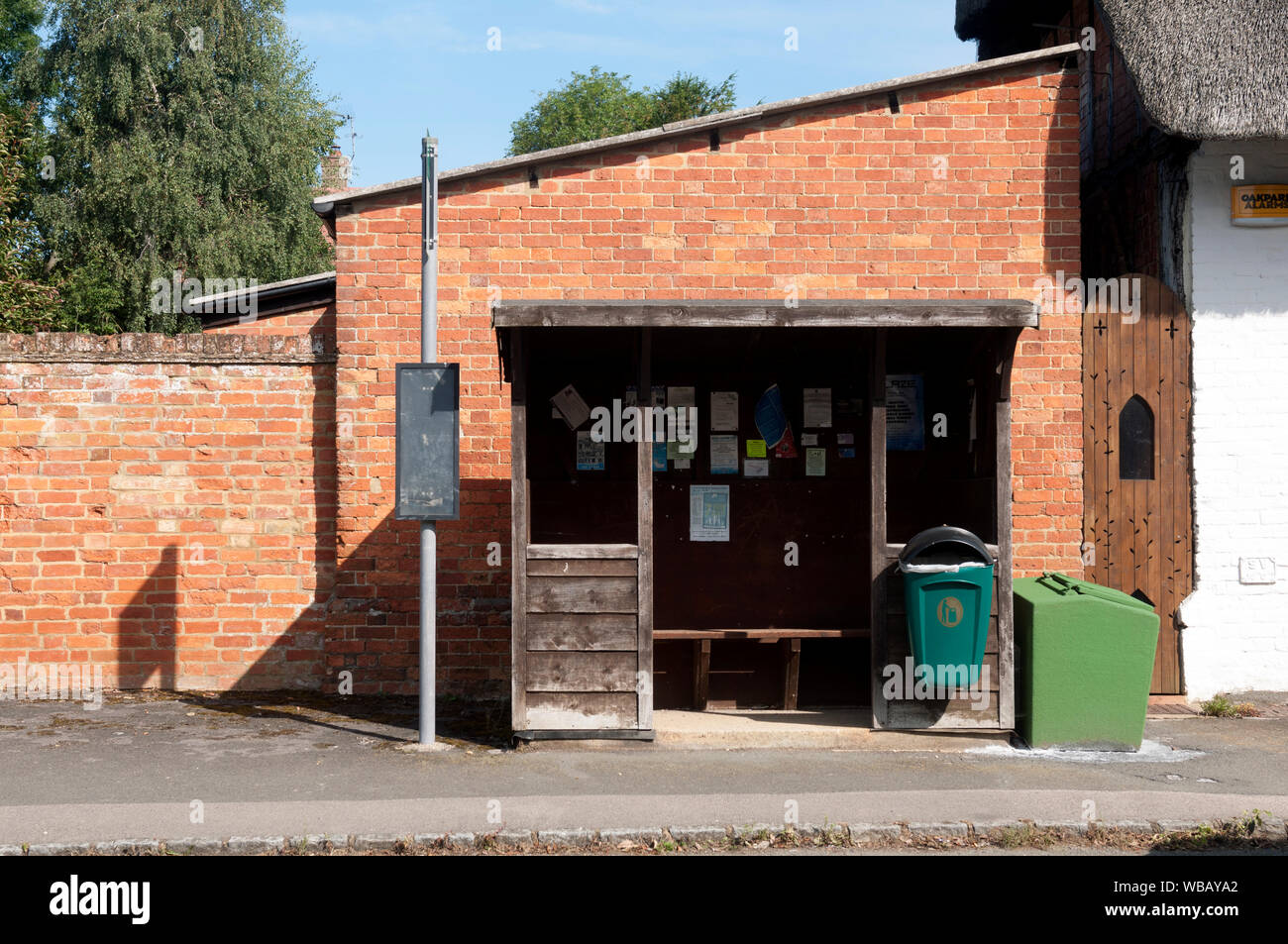 Il bus shelter in Gawcott village, Buckinghamshire, Inghilterra, Regno Unito Foto Stock