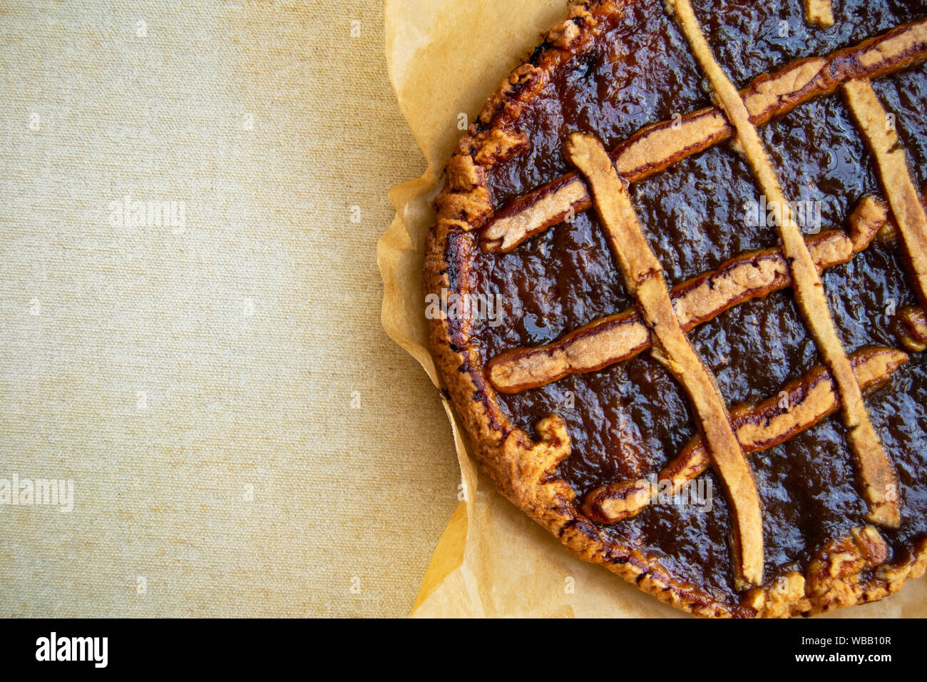 In casa le prugne crostata: italiano tradizionale torta al forno, rustico versione di open crostata di frutta Foto Stock