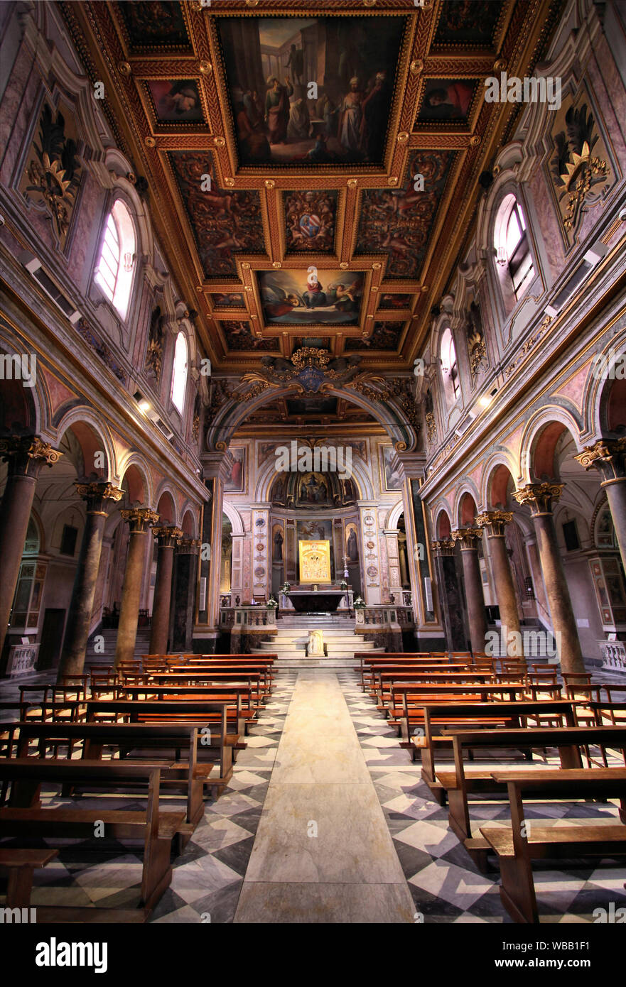 Vista interna della Basilica di San Bartolomeo, Roma Foto Stock