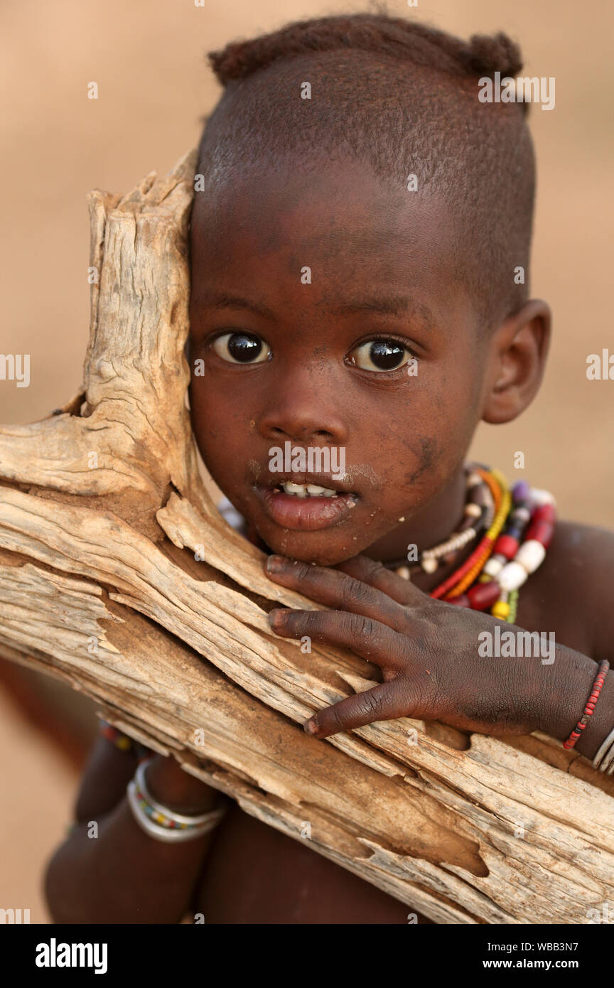 Bella Hamer ragazza tribali a bull cerimonia di salto nella bassa valle dell'Omo, Etiopia Foto Stock