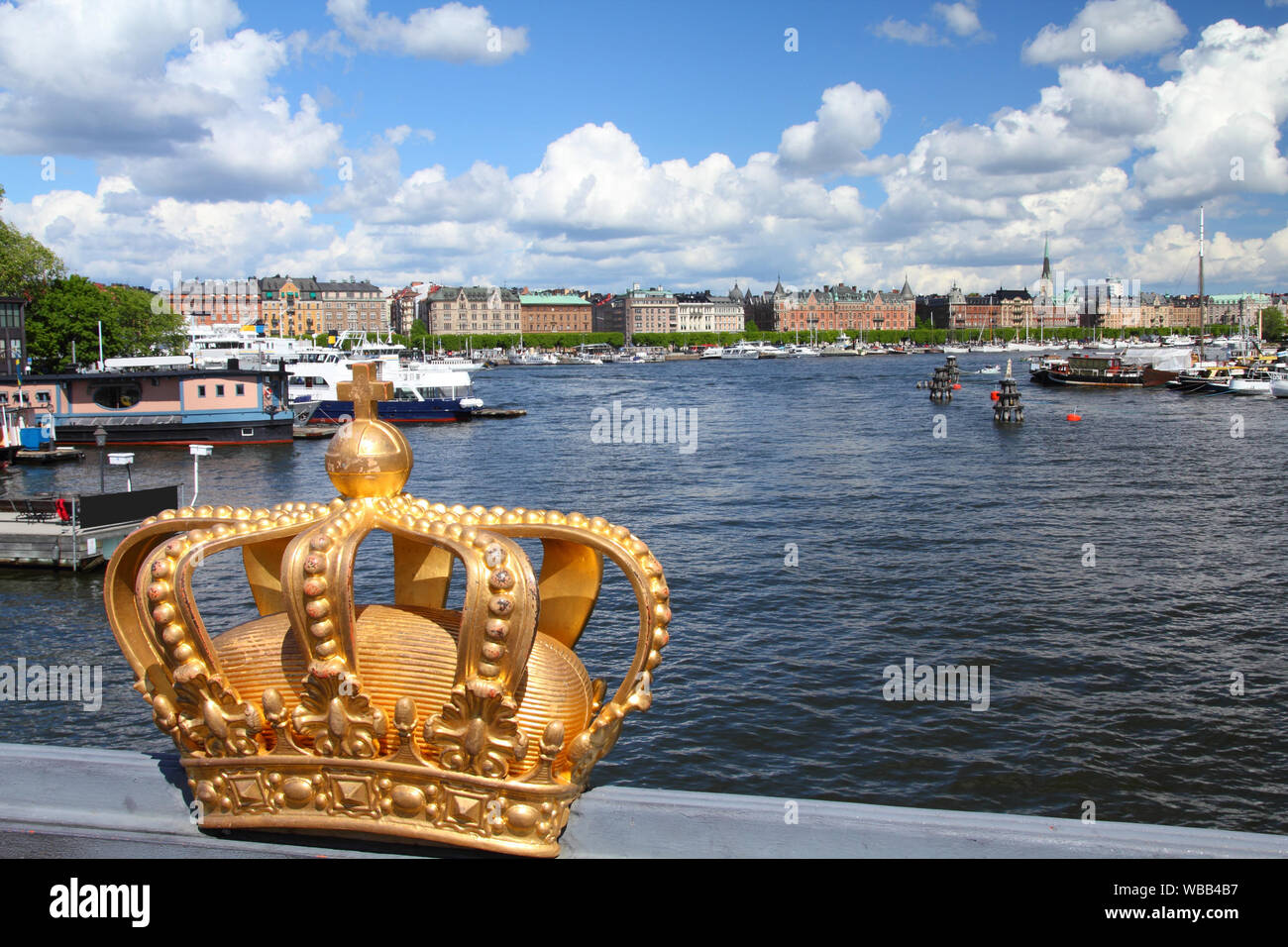 Stoccolma, Svezia. Skeppsholmsbron (Skeppsholm ponte) con la sua famosa corona dorata e Strandvagen in background. Foto Stock