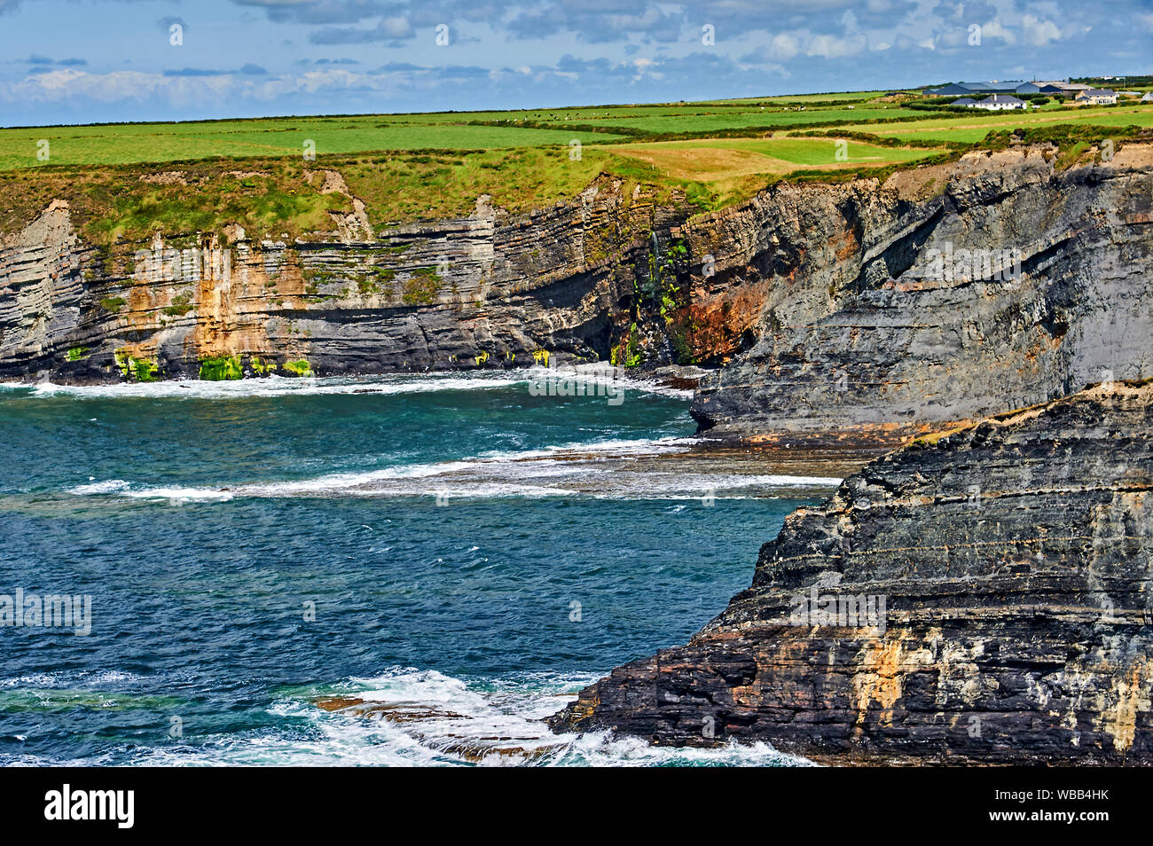Scogliere Bromore, nella contea di Kerry, Repubblica di Irlanda formano parte della Wild Atlantic modo, un itinerario turistico che segue la costa occidentale dell'Irlanda. Foto Stock